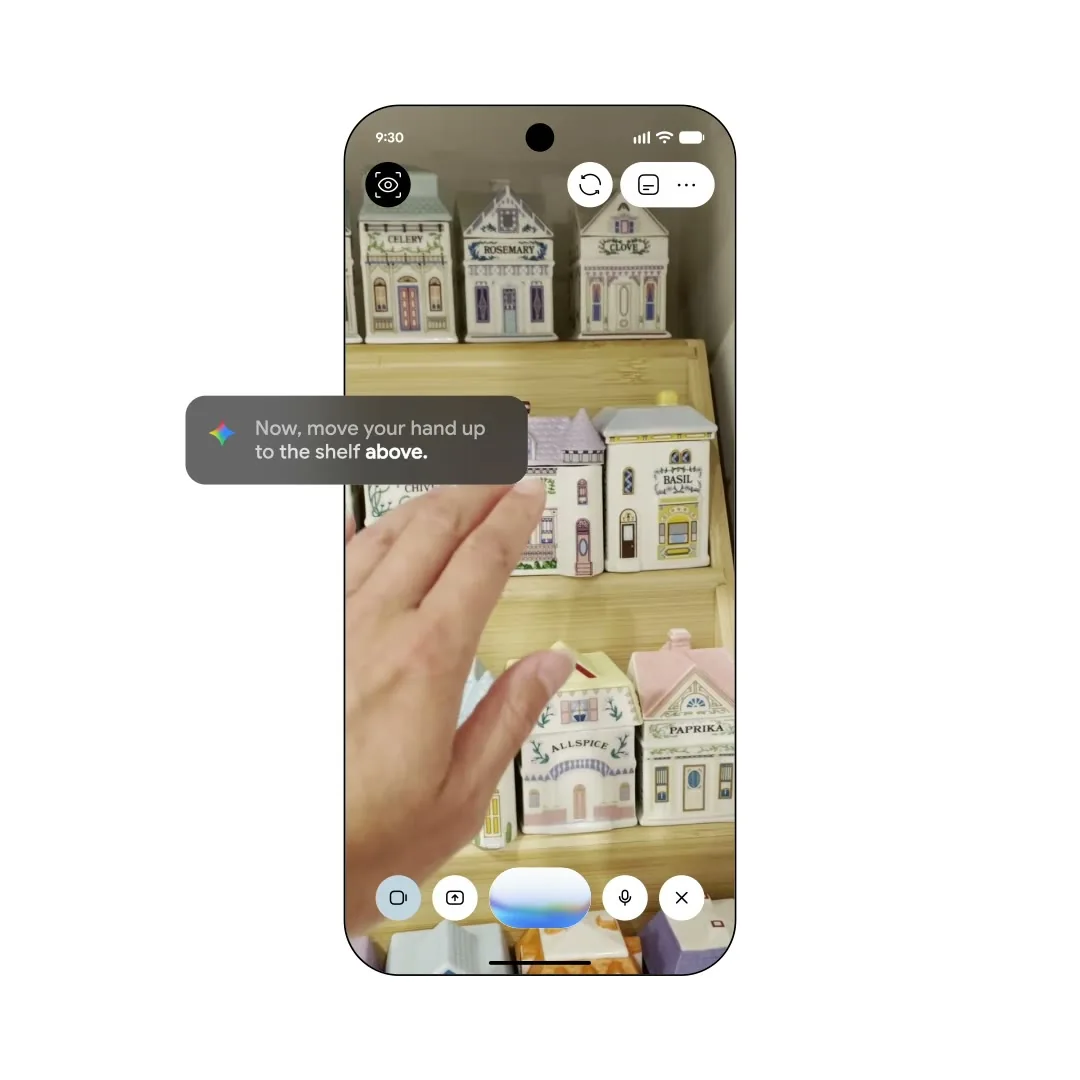 Guided vision이 오레가노를 찾도록 손을 위쪽 선반으로 옮기라고 음성 안내하는 Google 시연 장면